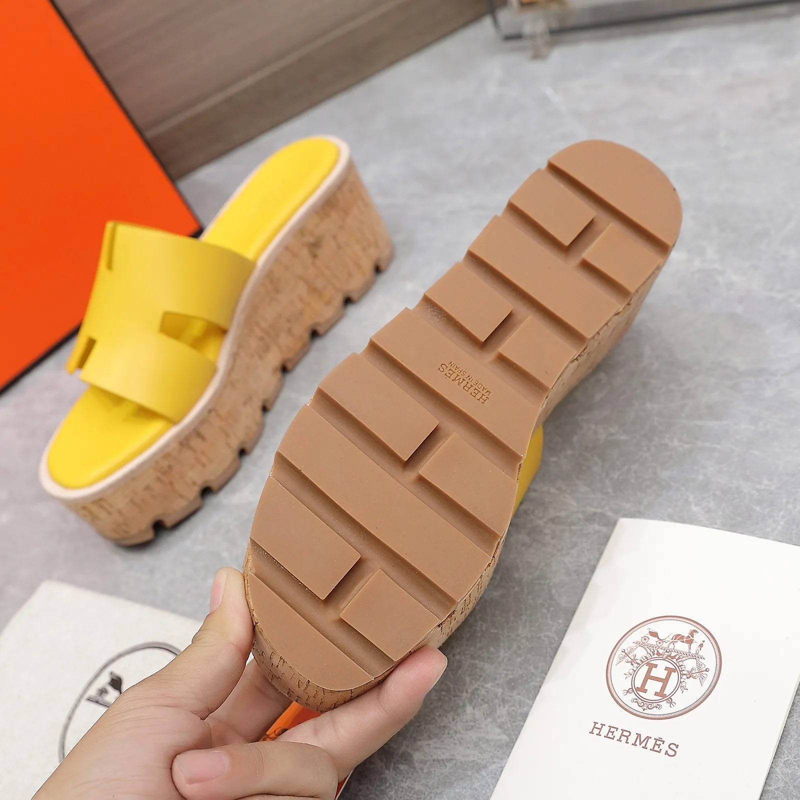 👟👟Ex-factory price 560👟👟 💥2024💥Hermès will continue the classic in 2022 Hermès Wood Grain Wedge H Slippers Hermès’ wedge sandals are the simplest, most durable and elegant I have ever seen! ! ! You can hold any style, the height of the 6cm wedge heel is easy to control, and the colors are all matching. The upper and the feet have her unique style, be sure to buy this one, it is truly classic, easy to wear and look good! Fabric: Imported cowhide, sheepskin lining, sheepskin feet, Italian original leather outsole welt, log water pine wrapped water table, rubber non-slip original outsole Color: 11 colors Code number: 35-40 Full set of original packaging